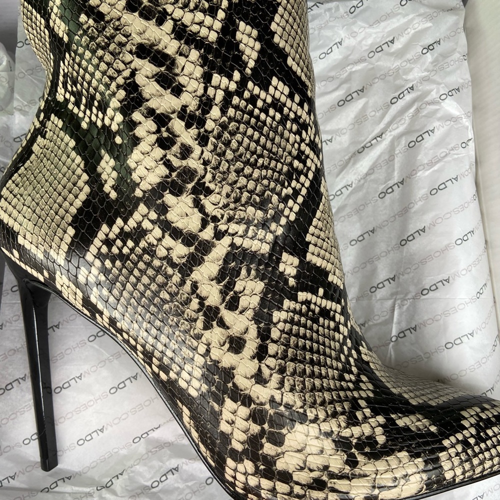CLEARANCE- ALDO Arinya boots Size 5 - new in box